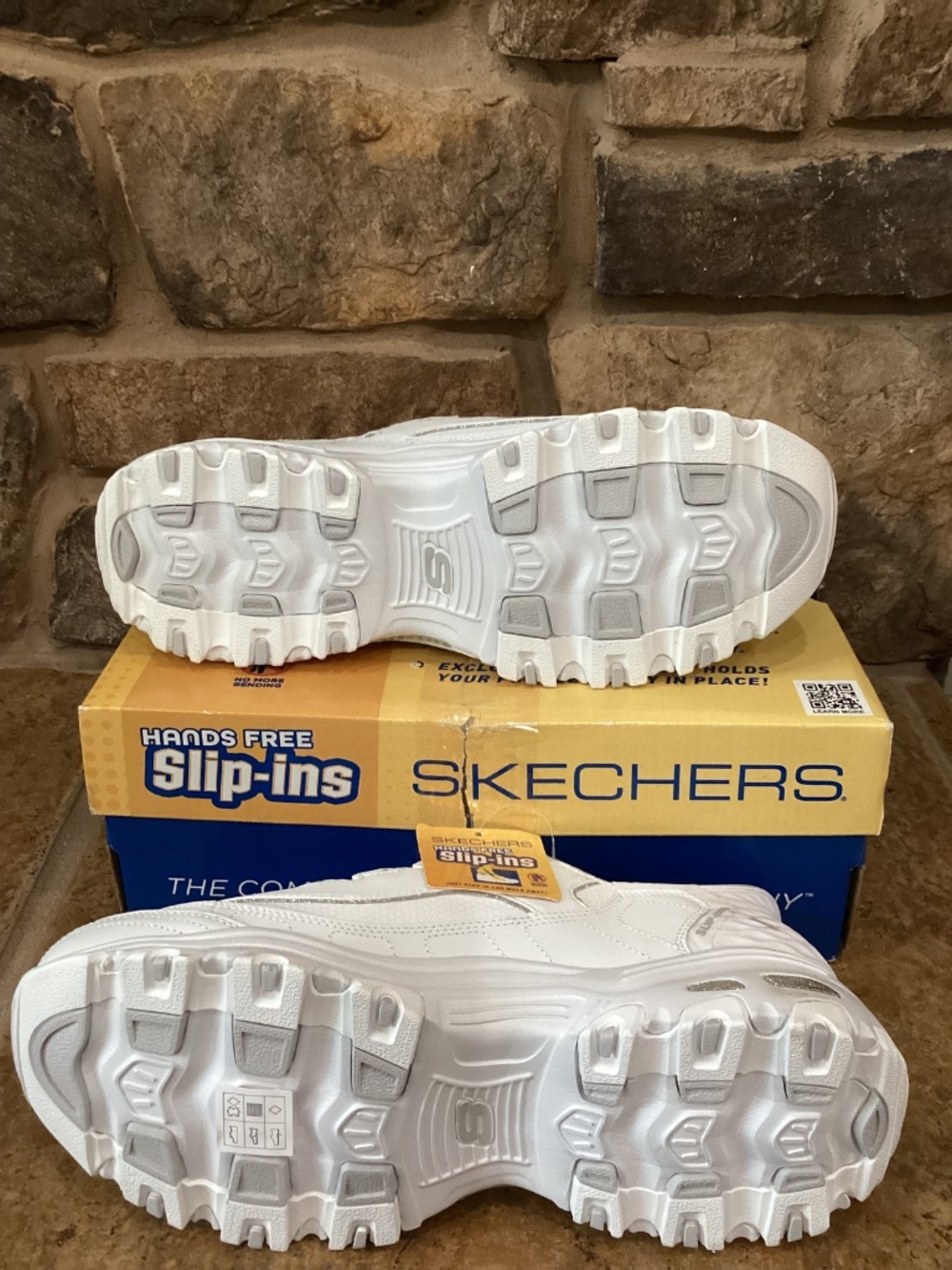 Skechers D'lites New Scene Womens Sneaker 11 White Silver Slip On Hands Free New - Picture 3 of 8